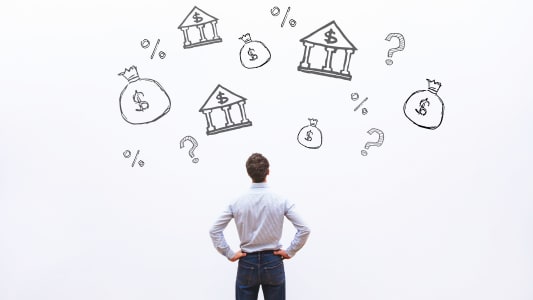 Un homme en train de choisir sa banque