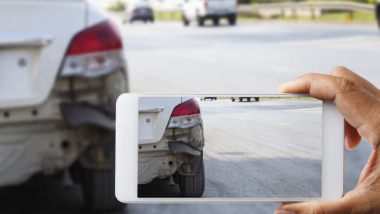 Photo prise avec un smartphone d'un accident de la route
