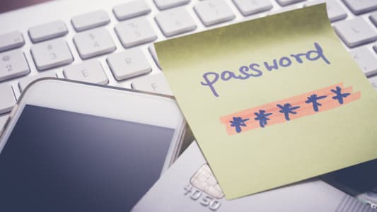 Mot de passe not sur un post-it devant un clavier d'ordinateur