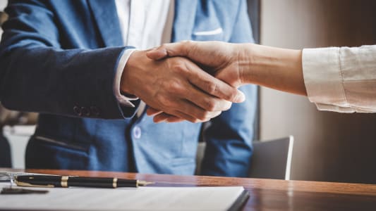 un emprunteur et un courtier immobilier tombent d'accord pour le prêt