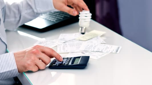 Homme vrifiant sa facture d'lectricit