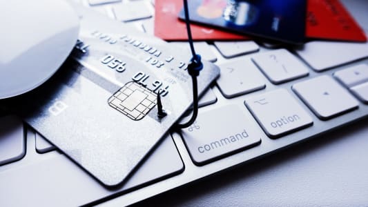 Carte bancaire hameonn pos sur un clavier d'ordinateur