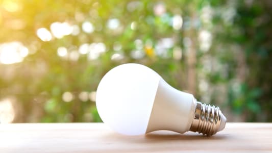 Ampoule LED sur une table dans un jardin