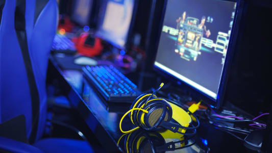 Casque audio pos devant un ordinateur