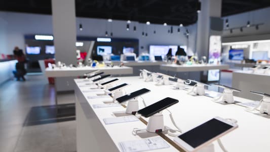 Prsentoir de tlphones mobiles dans un magasin