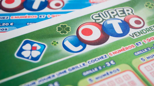 Gros plan d'un bulletin Super Loto de la Franaise des jeux