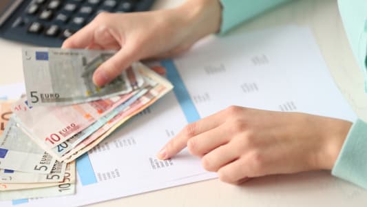 personne qui vrifie ses comptes en banque