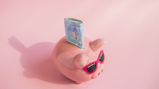 tirelire cochon avec des lunettes de soleil