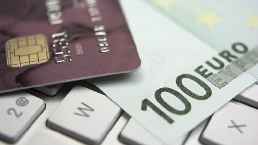 carte bancaire et billet de 100 euros