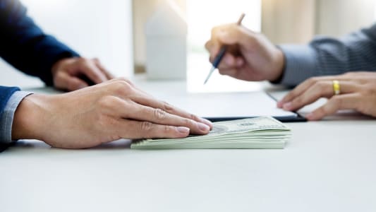 homme en train de prendre un crdit  la consommation