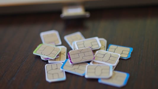 Cartes Sim devant un mobile