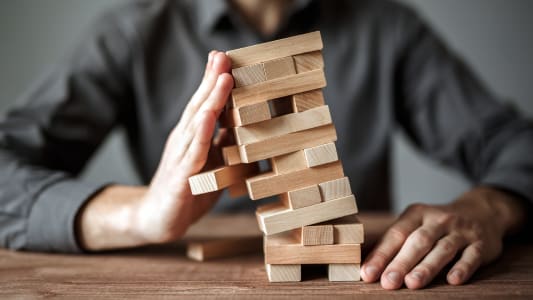 tour en bois qui tombe