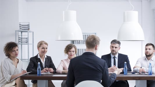 Un salarié en entretien avec ses responsables