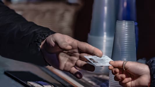 Homme prsentant un carte d'identit au format carte bancaire