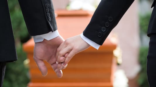 Personnes assistant  des funrailles