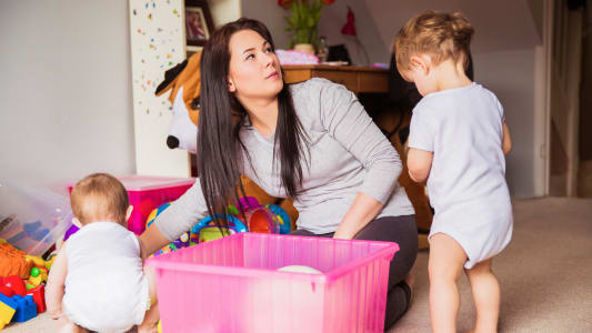 Nounou et deux enfants
