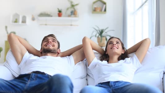 couple heureux qui rflchit  son avenir