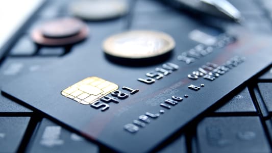 Carte bancaire pose sur un clavier