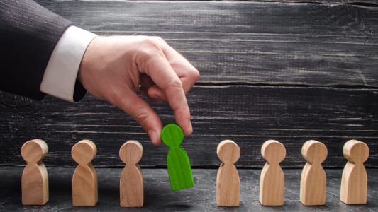 investisseur qui fait un choix