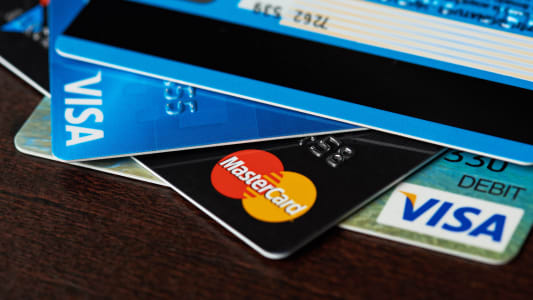 Pile de cartes bancaires Visa et Mastercard