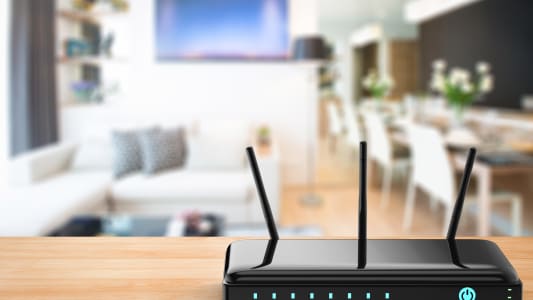 Routeur internet pos sur une table en bois