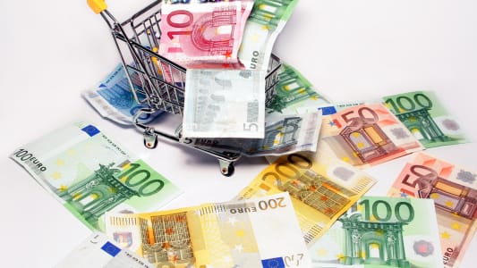 cadis avec des billets en euros