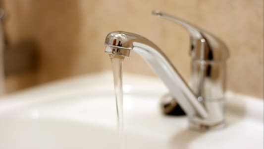 Eau coulant d'un robinet de salle de bain
