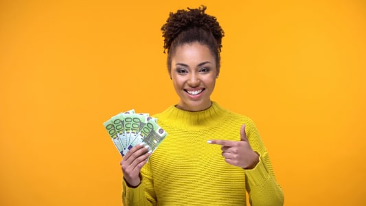 Une femme avec des billets de 100 euros
