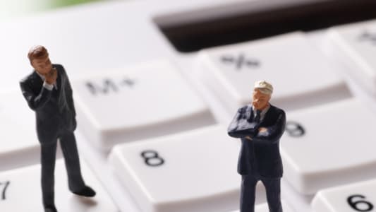 Hommes hsitant pour leur dclaration de revenus