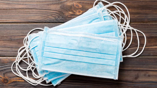 Masques chirurgicaux empils sur une table