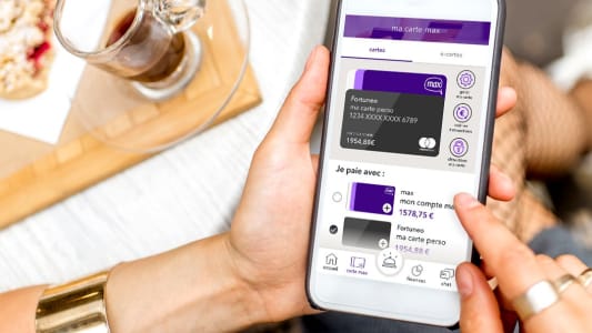 Un femme consulter l'application Max