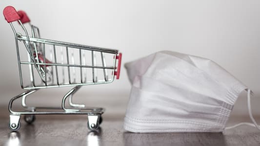 Masque chirurgicale  ct d'un chariot de supermarch