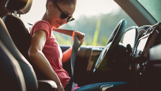 Conductrice au volant