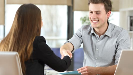 un homme tombant d'accord avec sa conseillre bancaire