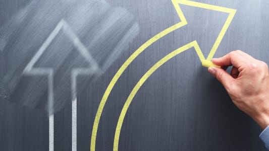 Flèche qui dévie, flèche qui monte