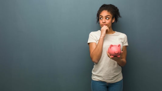 Une femme et une tirelire