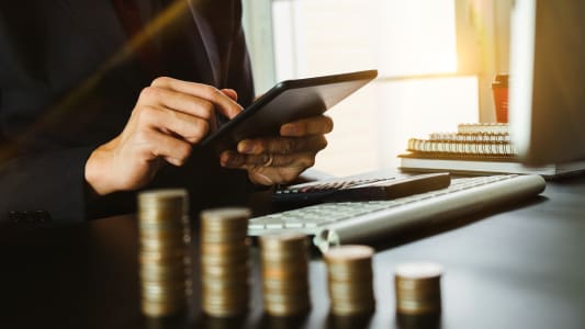 Un homme fait des calculs sur une tablette