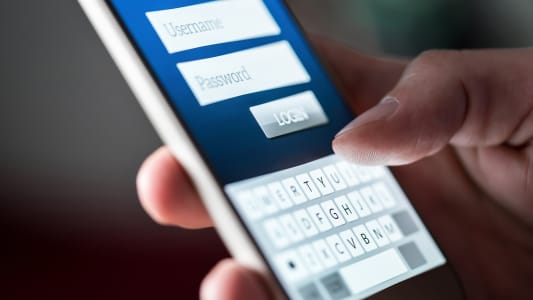 Un homme s'authentifie sur son mobile