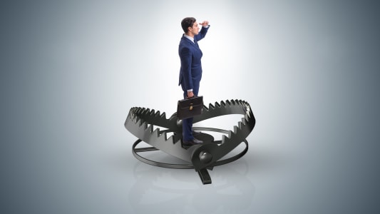 un homme d'affaires pris dans un pige