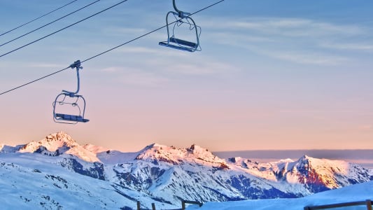 Remontée mécanique vide au ski