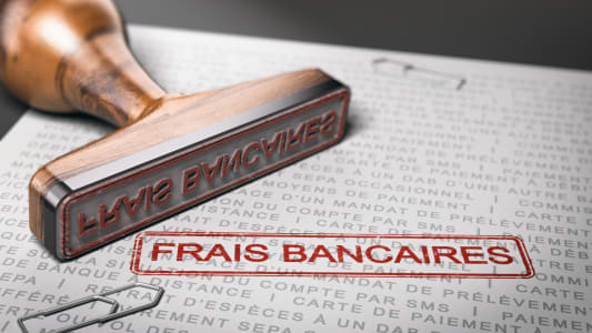 Coup de tampon Frais bancaires sur un document