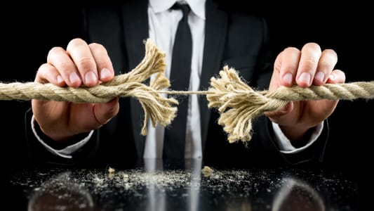 homme tenant une corde en train de cder