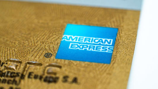 Gros plan sur une carte American Express Gold