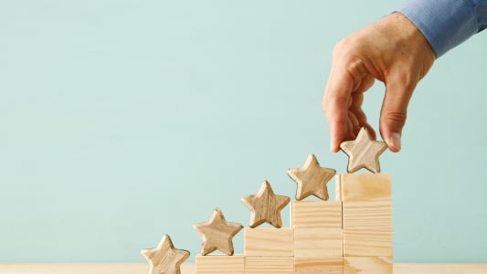 escalier avec des toiles