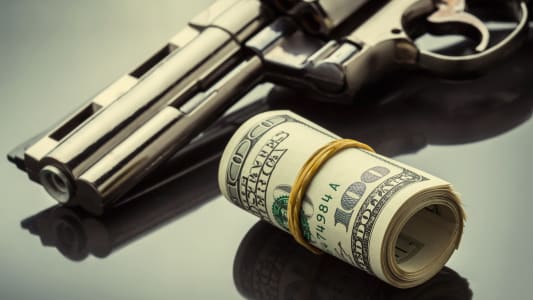 pistolet et liasse de billets