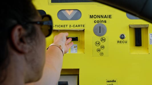 Une femme paye par carte  un page