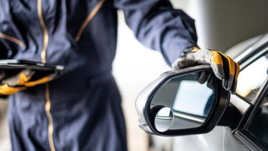 Rparation d'une voiture dans un garage