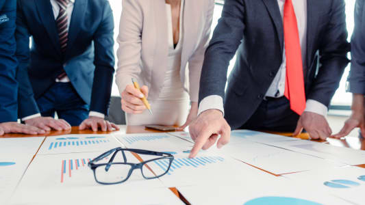 Des experts se penchent sur un dossier complexe