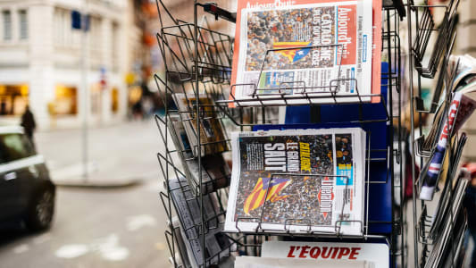 Un kiosque  journaux