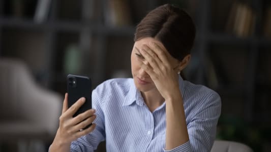 Femme recevant une rponse ngative  une demande de prt